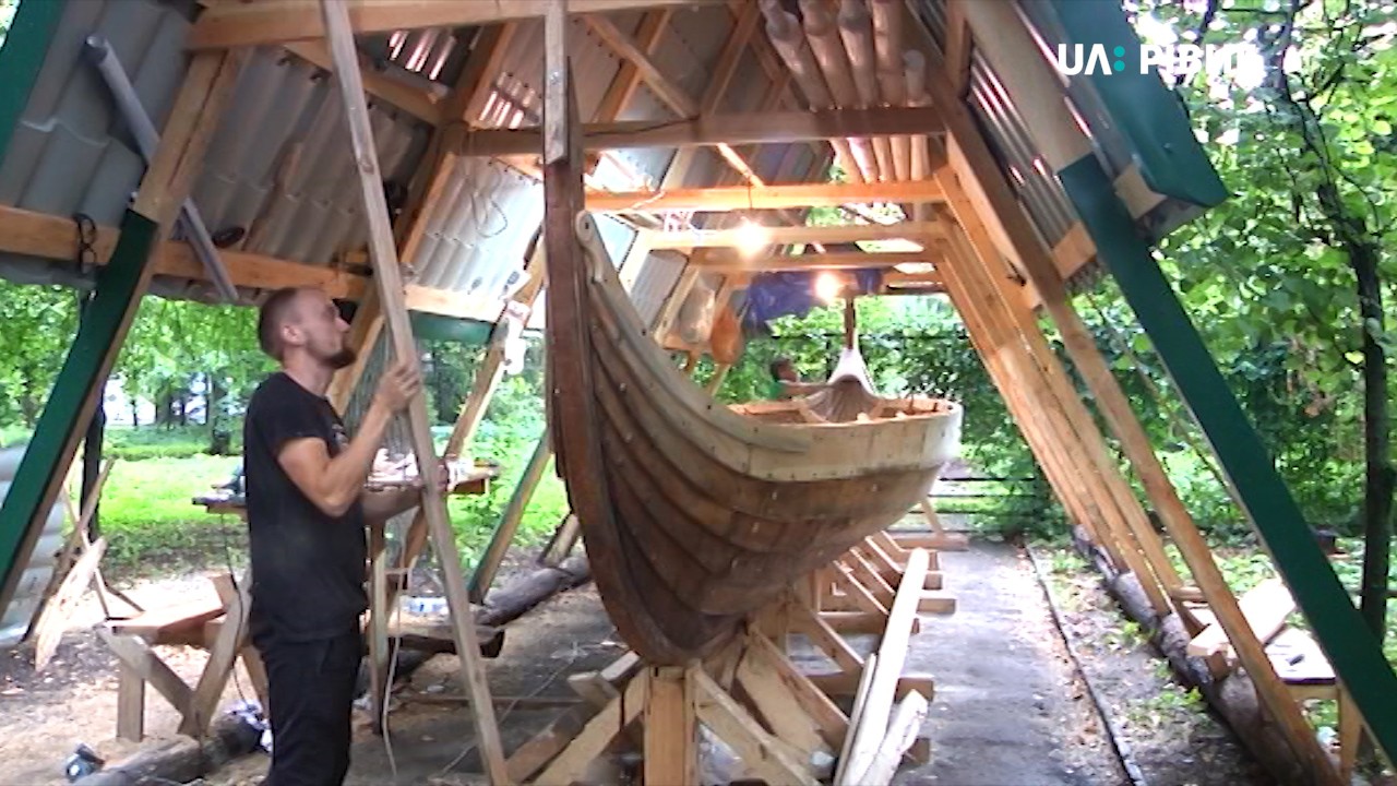 Човен варягів, який будують у центрі Рівного, готуються спускати на Басівкутське озеро (ВІДЕО)