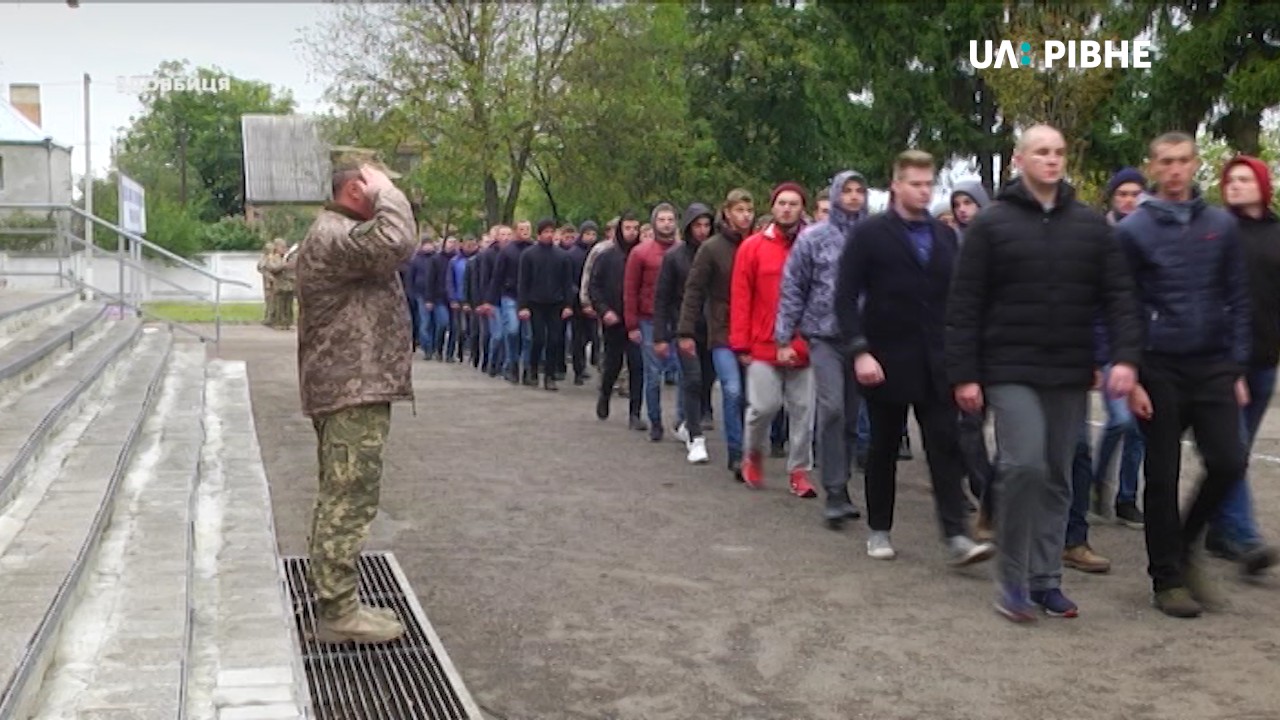 56 призовників з Рівненщини урочисто відправили до війська зі збірного пункту в селі Здовбиця (ВІДЕО)