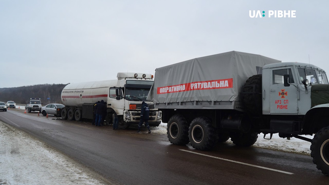ДТП на трасі Київ-Чоп: зіткнулися вантажівка 