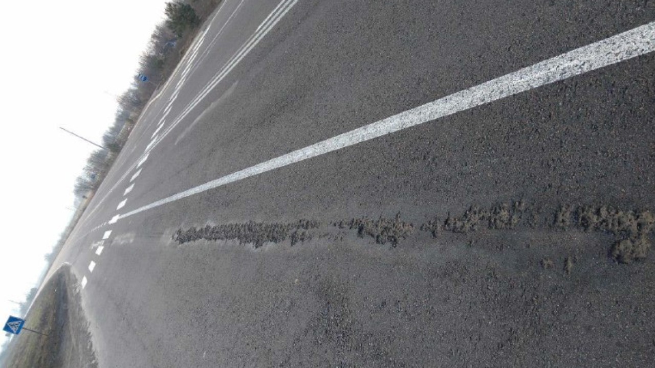 Дефект на відремонтованій дорозі: чому так сталось та хто це виправляв (ФОТО)