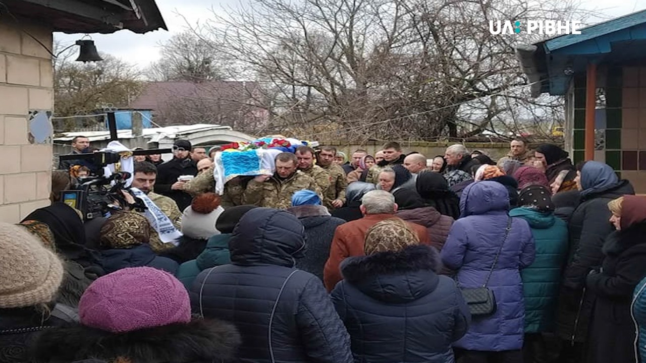 Бійця ЗСУ Руслана Кондратюка проводять в останню путь у селі Війниця (ВІДЕО)