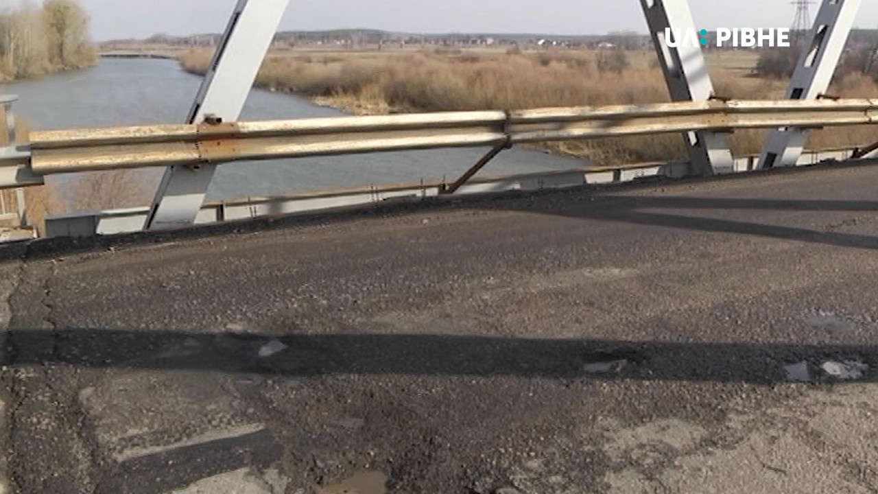 За рік часу моста у Ремчицях так і не відремонтували