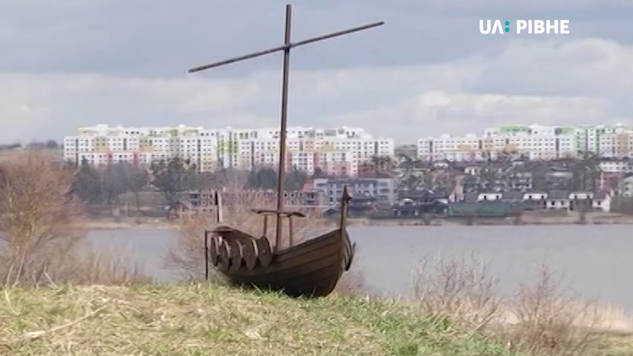 У Рівне привезли дошки для будівництва човна вікінгів (ВІДЕО)