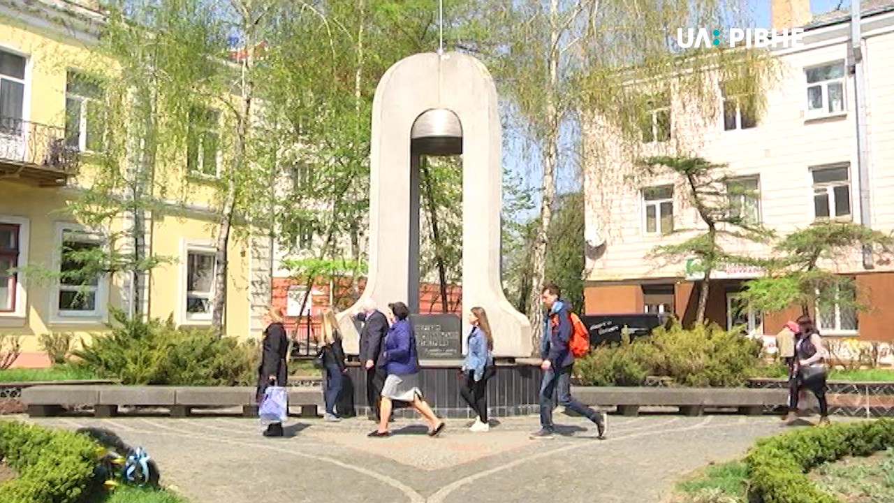 Чорнобильці просять владу Рівного укріпити пам’ятник у центрі міста (ВІДЕО)