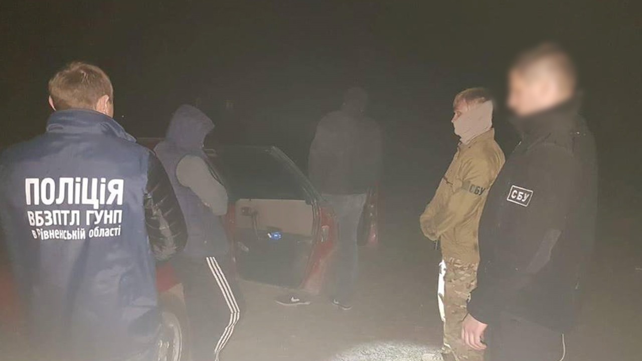 На кордоні силовики затримали підозрюваних у переправці людей через кордон (ФОТО)