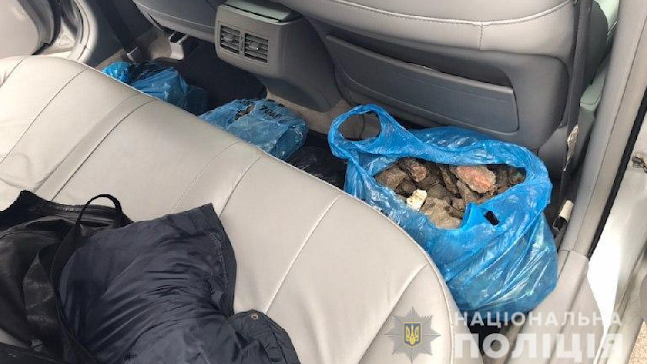 5 пакетів з бурштином-сирцем вилучили у жителя Дубровицького району (ФОТО)
