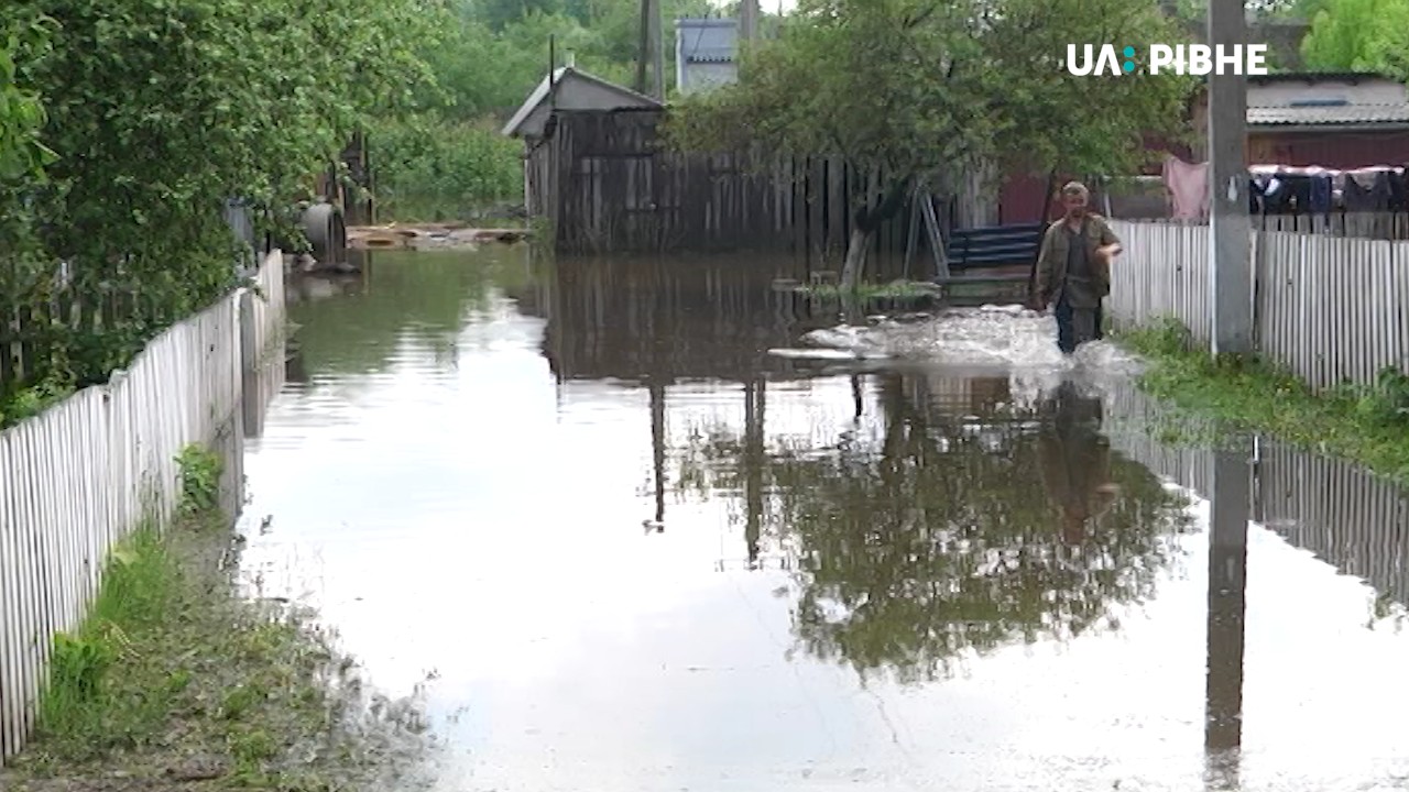 На Поліссі продовжують відкачувати воду із господарств після підтоплення (ФОТО)