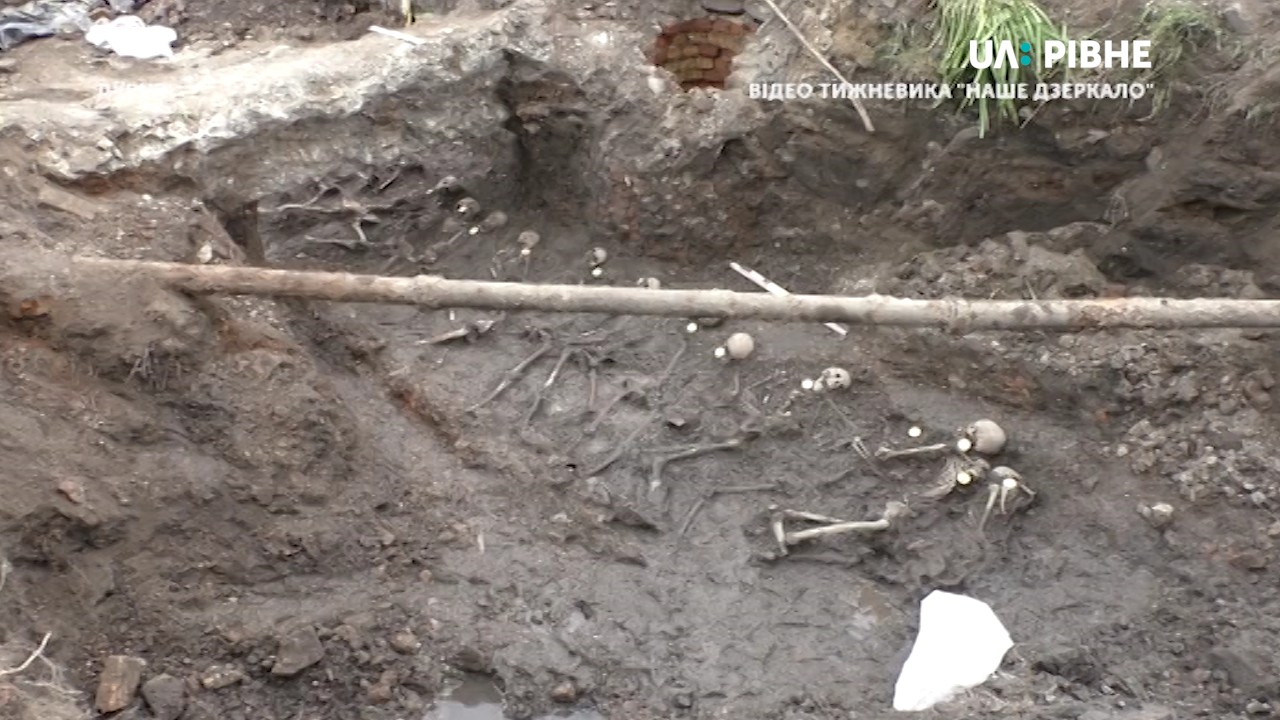 У Дубні знайшли 19 скелетів, ймовірно, закатованих НКВС політв’язнів (ВІДЕО) 