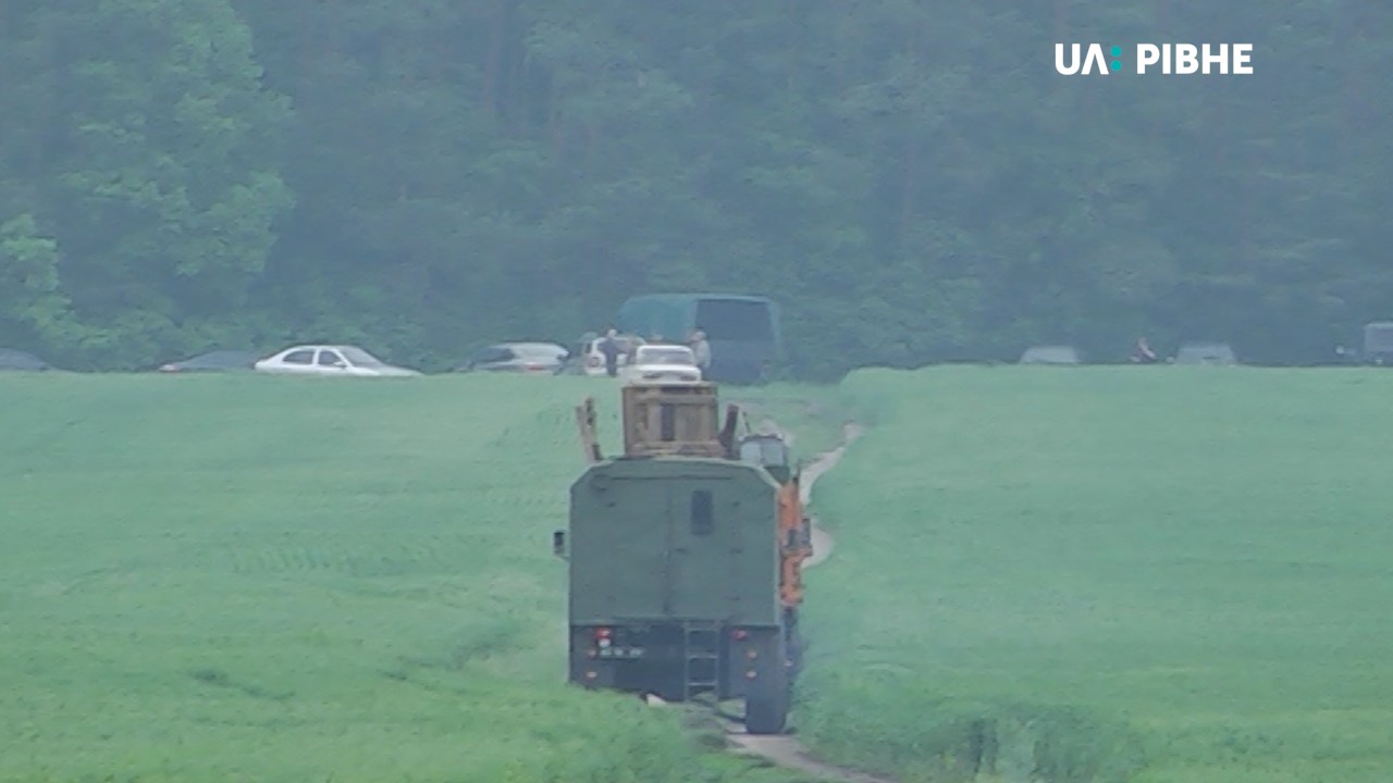 Падіння МІ-8 та загибель екіпажу на Рівненщині: репортаж із місця авіакатастрофи (ВІДЕО)