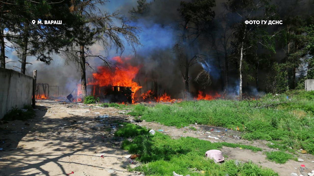 Пожежа у таборі ромів: біля Вараша міг загорітися лісовий масив (ФОТО)