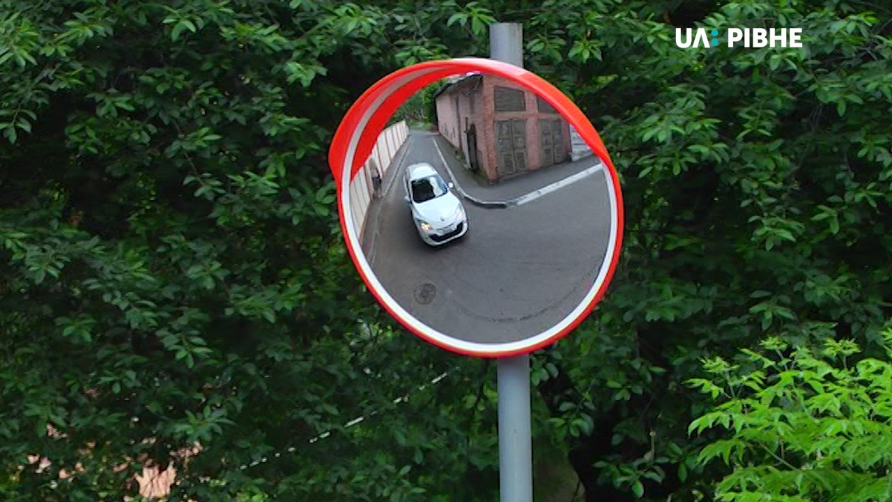 На Котляревського у Рівному встановили сферичні оглядові дзеркала для водіїв (ВІДЕО)