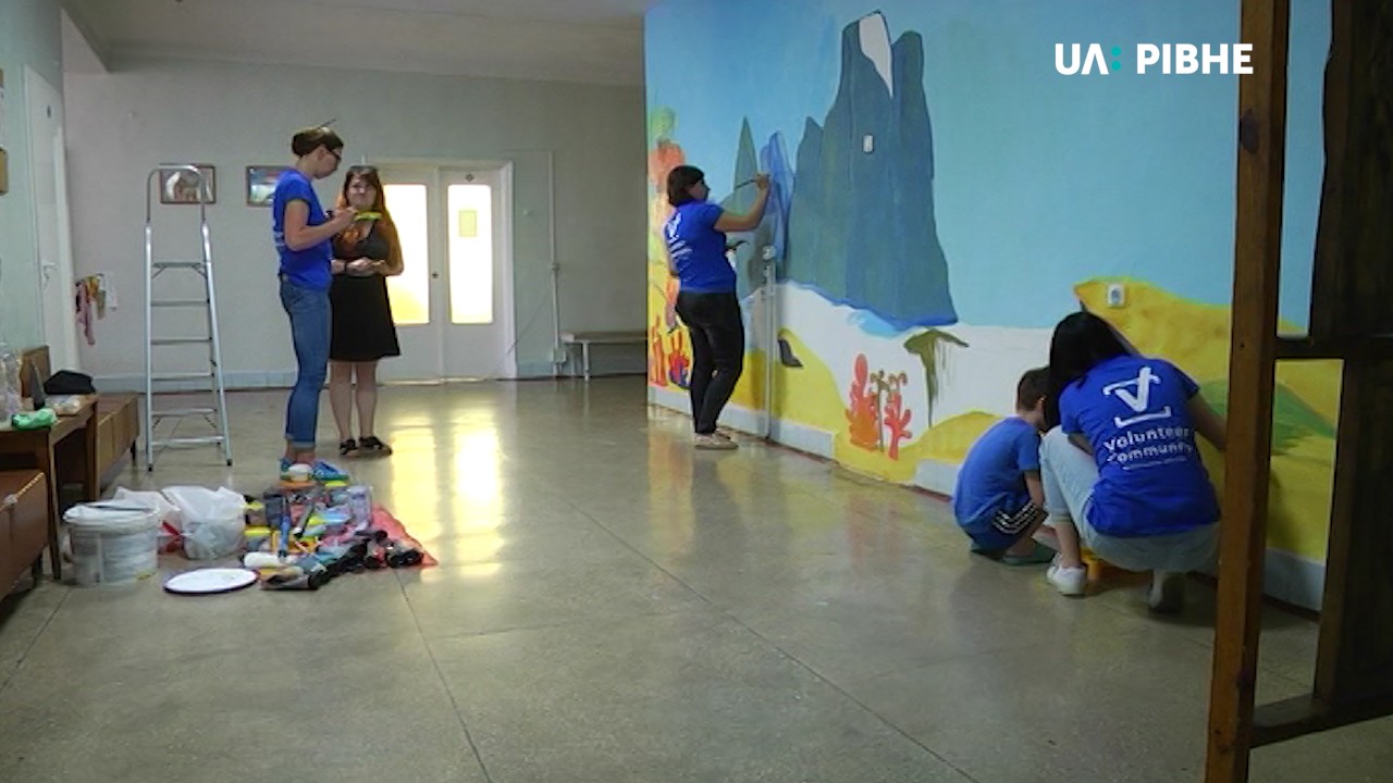 В обласній дитячій неврології волонтери розмальовують стіни, щоб пацієнти почувались комфортніше (ВІДЕО)