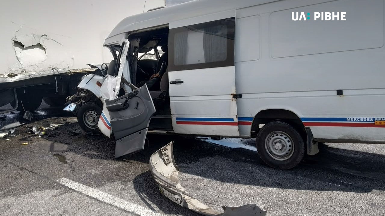 ДТП біля Корнина: водія Спринтера діставали рятувальники (ФОТО, ВІДЕО)