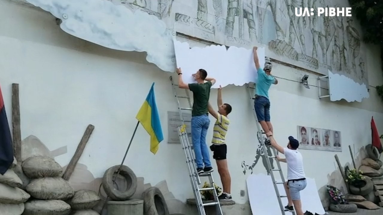 Футбольні фанати та волонтери реставрували інсталяцію Небесної сотні у Рівному