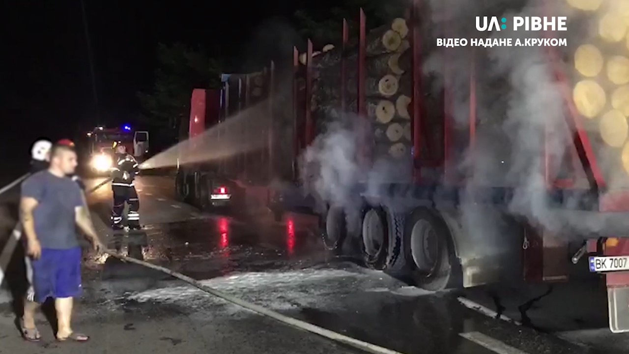 Під Рівним загорілась вантажівка, яка везла деревину (ВІДЕО)