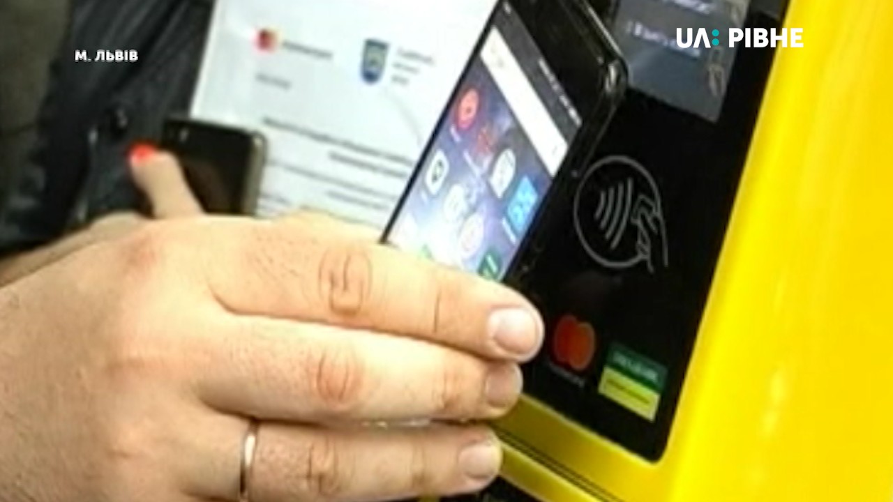Карткою або смартфоном платити за проїзд у тролейбусах можна буде з жовтня (ВІДЕО) 