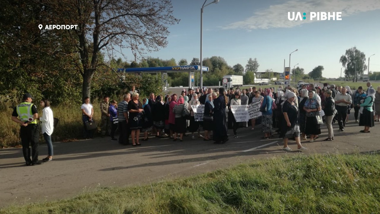 У аеропорту Зеленського чекає близько двох сотень парафіян з плакатами (ОНОВЛЕНО)