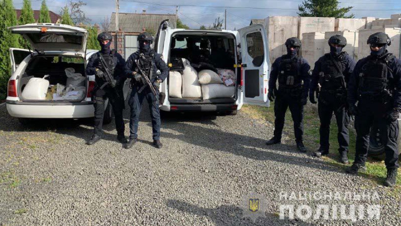 Півтонни бурштину та обладнання: що кажуть у поліції про обшуки Поліссі (ФОТО, ВІДЕО)