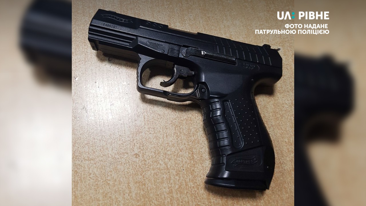 Поліція відреагувала на виклик про чоловіка зі зброєю, пістолет виявився іграшковим (ВІДЕО)
