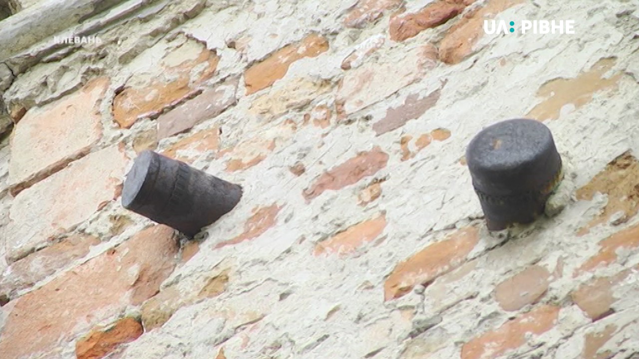Шість боєприпасів виявили у стіні Клеванського костелу (ВІДЕО) 