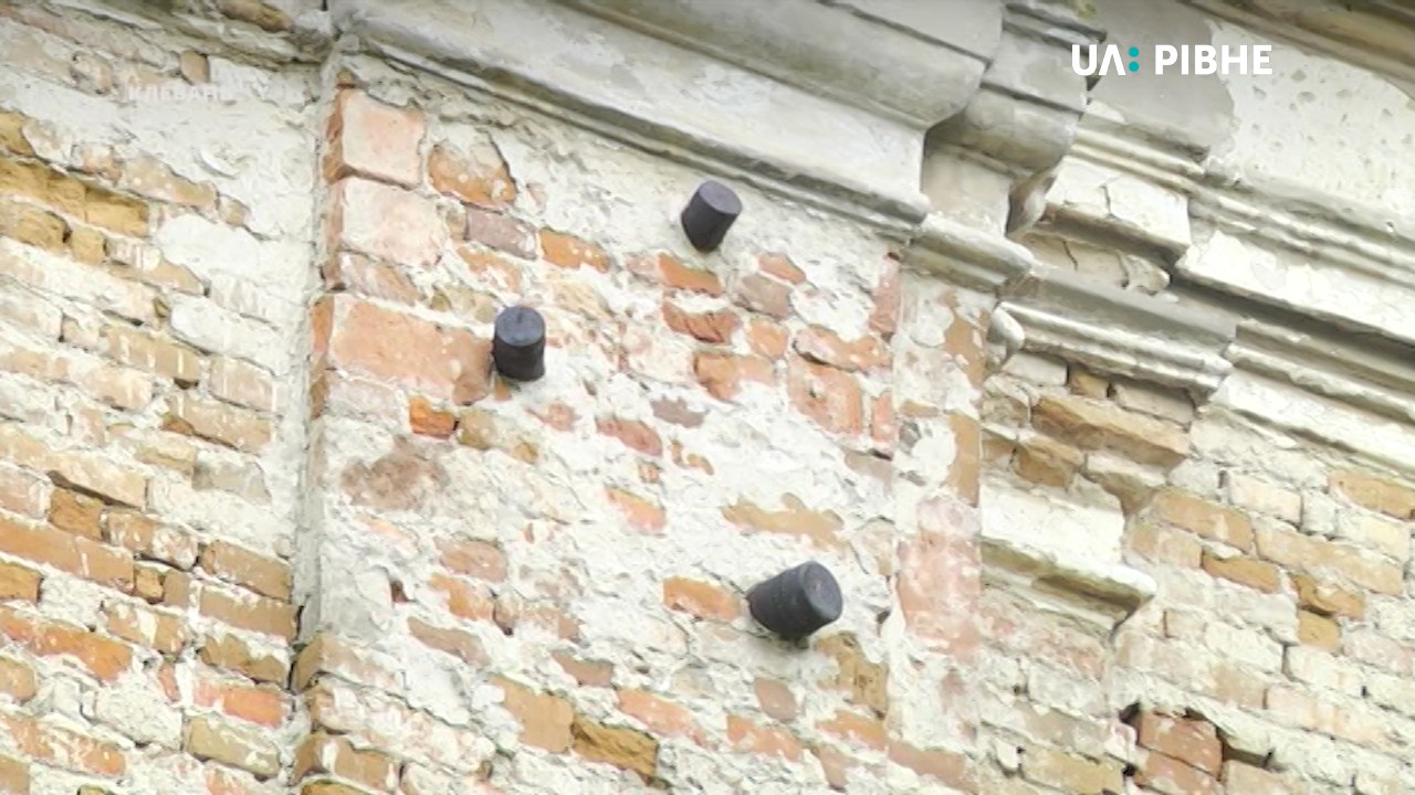 Снаряди в стіні – муляжі, заявляє настоятель парафії у Клевані
