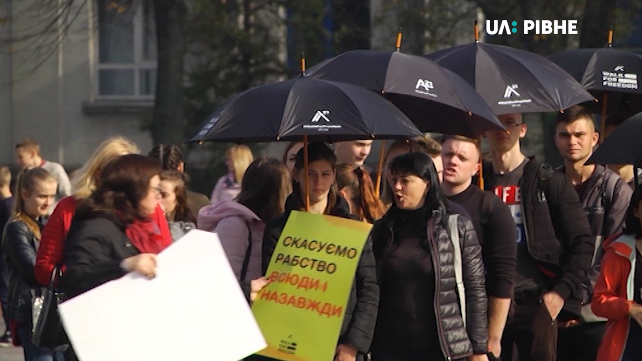 З чорними парасольками проти торгівлі людьми: у Рівному влаштували тематичну акцію