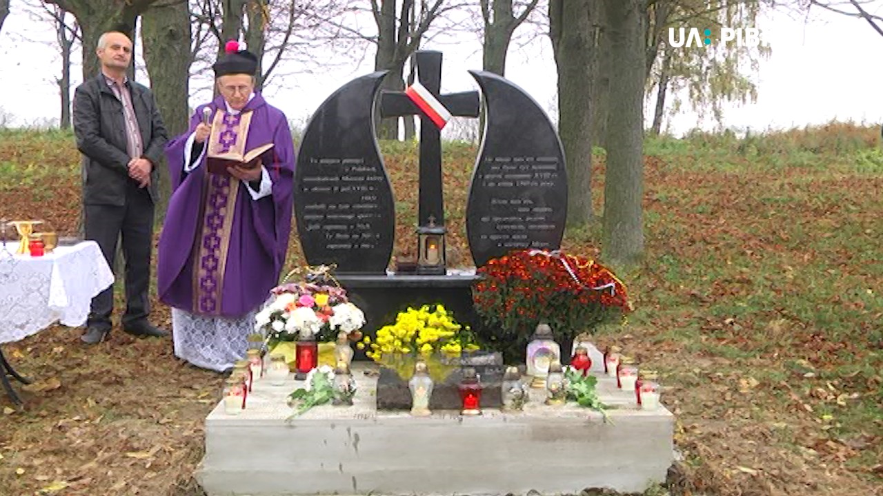 У Мізочі за ініціативи місцевої жительки встановили пам’ятний знак на закинутому польському цвинтарі